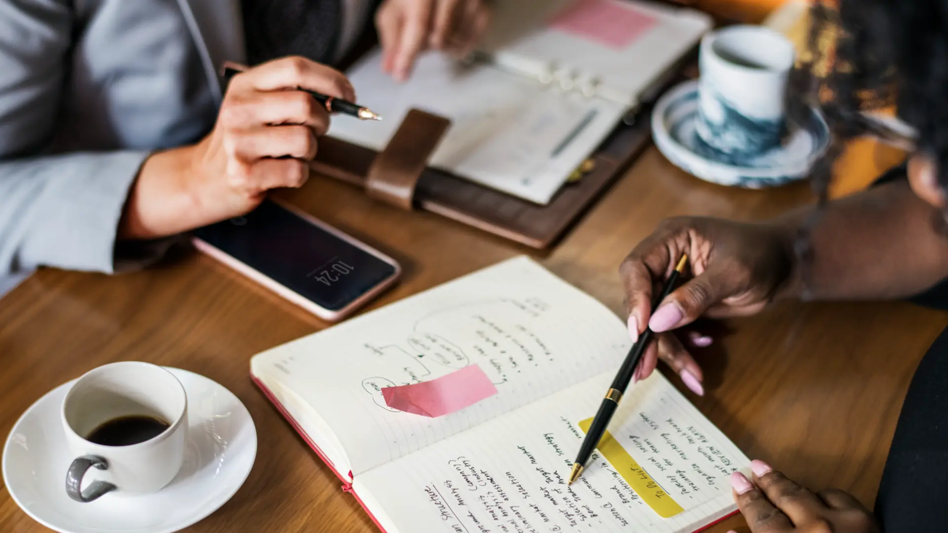 This image supports content about effective event planning by illustrating collaborative brainstorming, organization, and task mapping in a real-life work session.